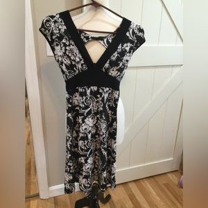 Taboo Small sleeveless v=neck black and white dress with back tie